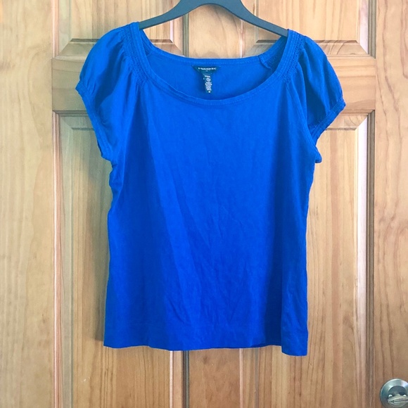Women’s size medium Banana Republic royal blue top with puffed/shirred sleeves - Picture 1 of 5